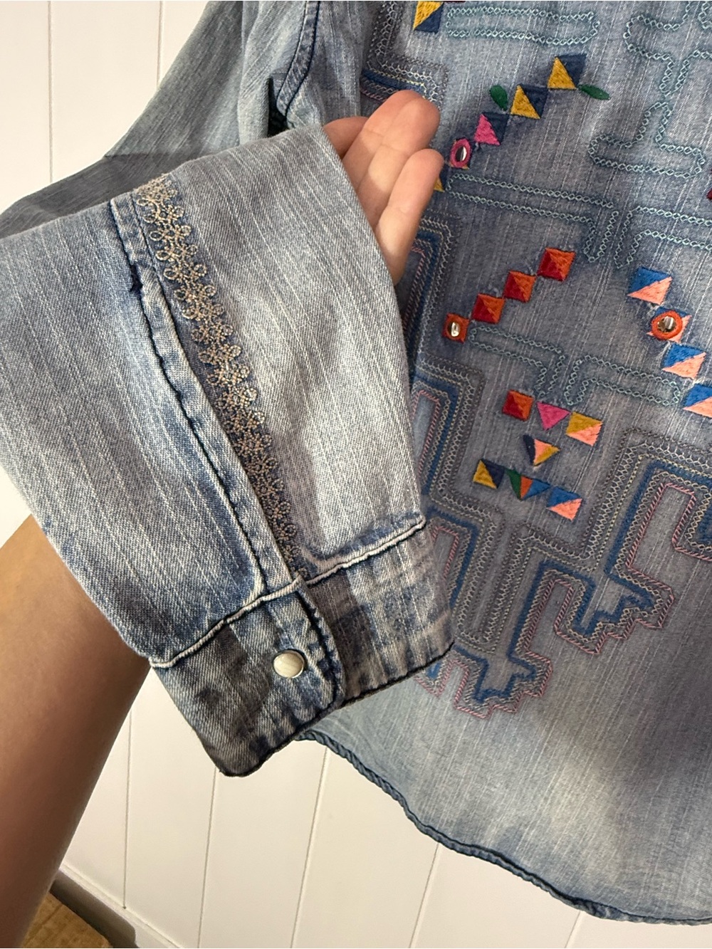 Vintage Blanc NYC Light Blue Denim Jacket with Multicolor Embroidery - Picture 5 of 9